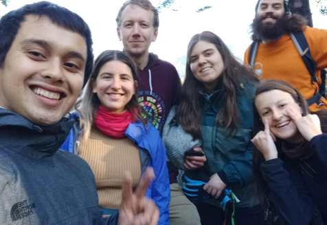 Selfie de grupo de pasantes.