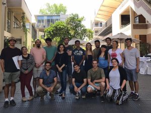 Foto grupal Alumni College en el patio.