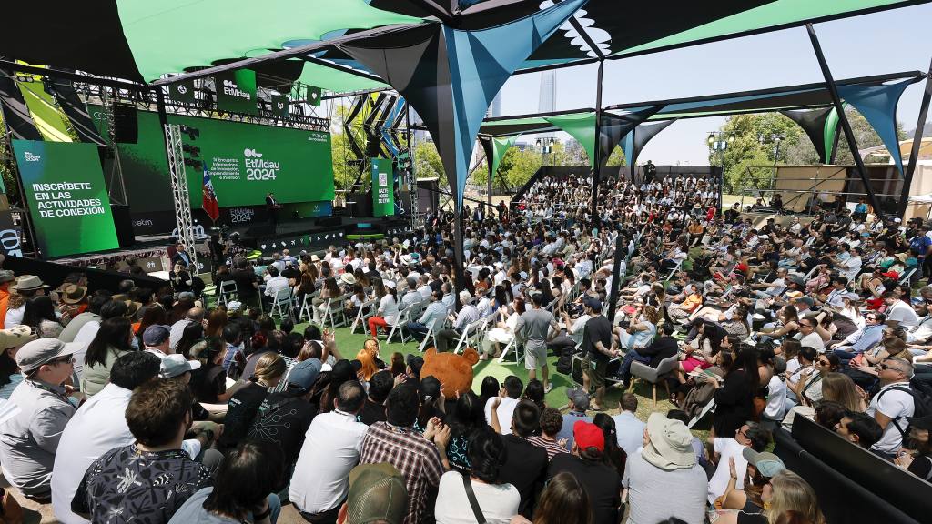 Arauco invita a egresados/as de College UC a participar en Emprende Tu Mente 2025