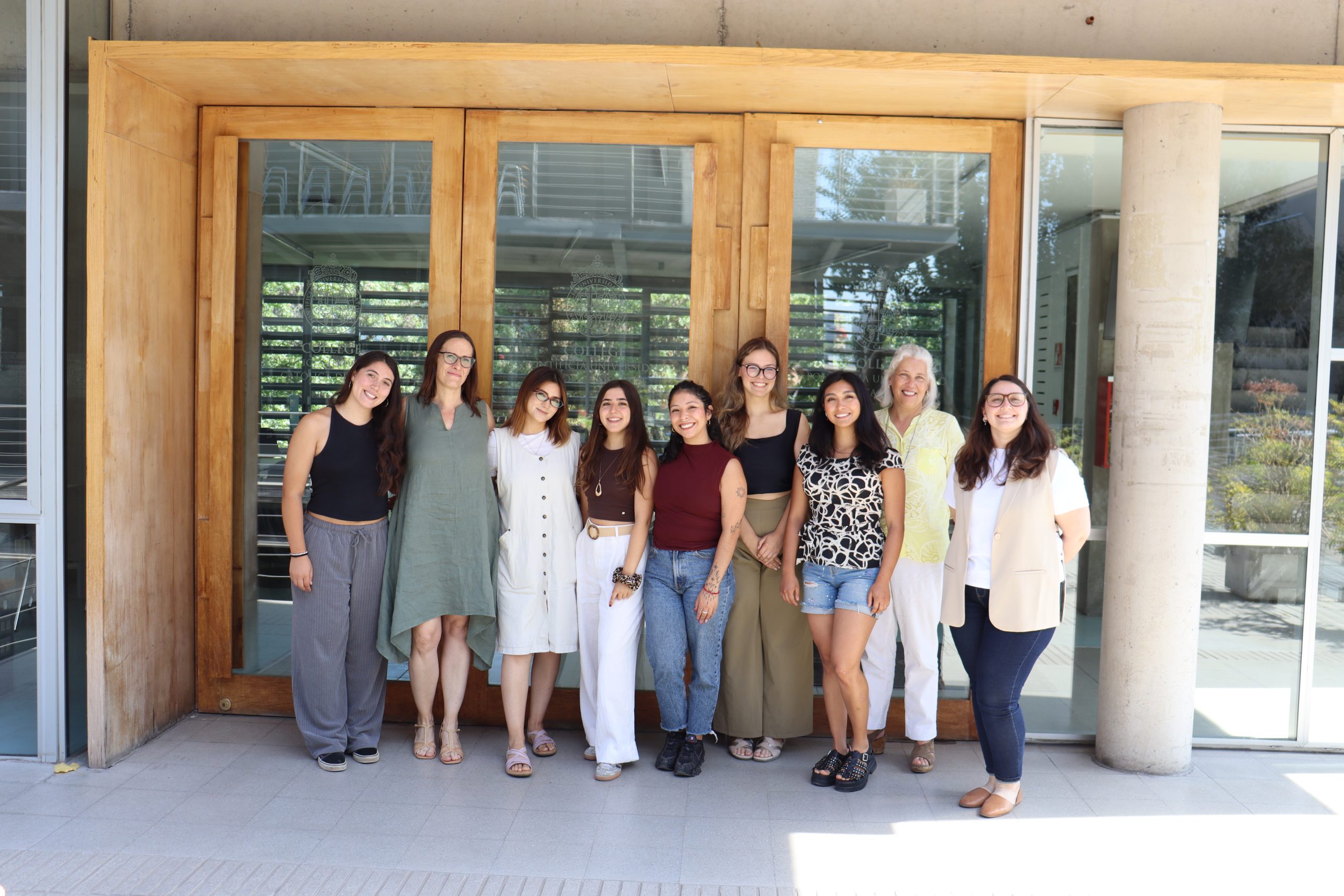 Fotografía grupal de las beneficiarias de la Beca San Andrés 2025–2026 de College UC, posando juntas en un evento institucional. La imagen muestra diversas egresadas sonriendo junto a funcionarias de College.